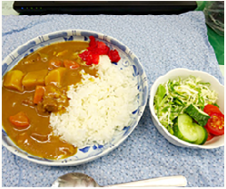 仕事が忙しかったけれど、元気いっぱい。じゃがゴロカレーは家庭の味に近くで美味しかった！
