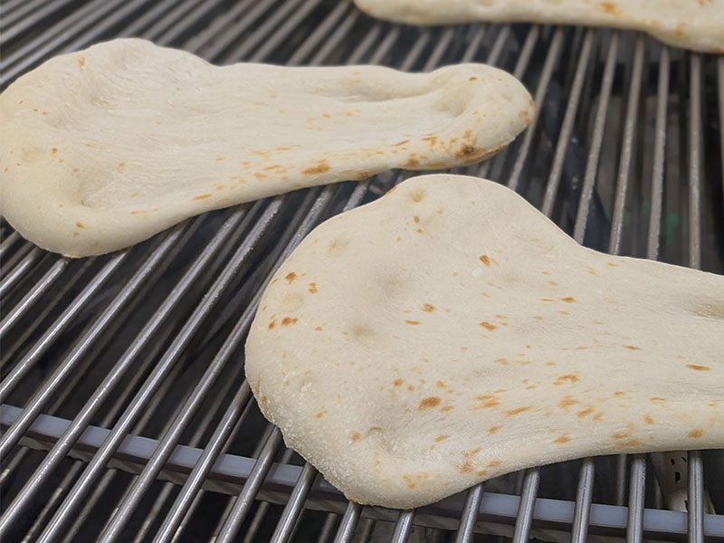 7つの熱源を細かく調整できる高温窯で焼き上がったばかりのナン